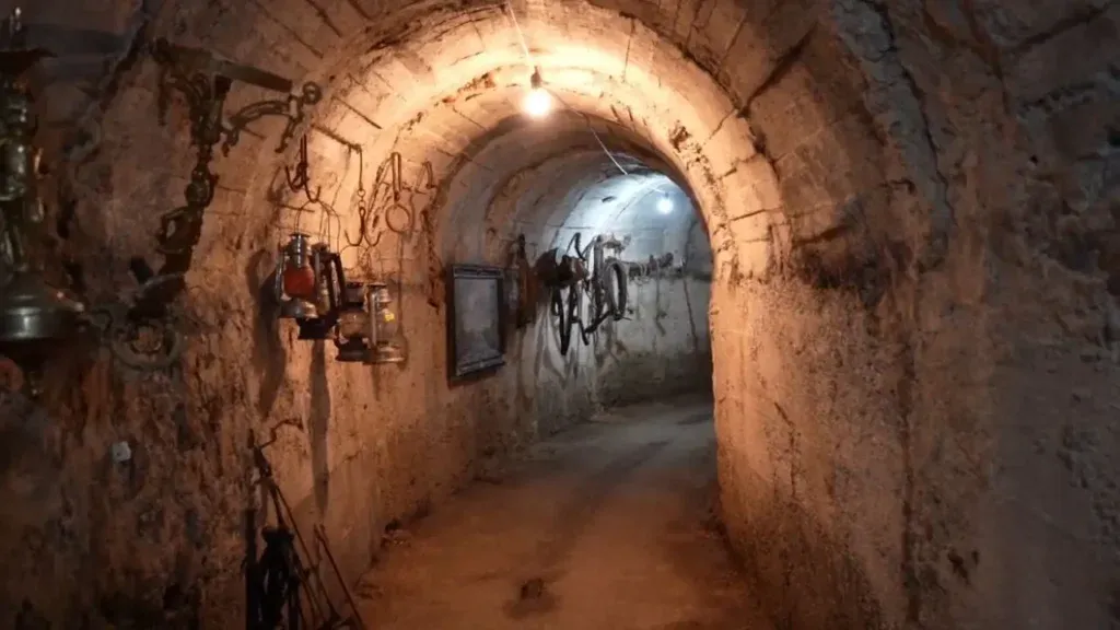 cold-war-tunel-albanify